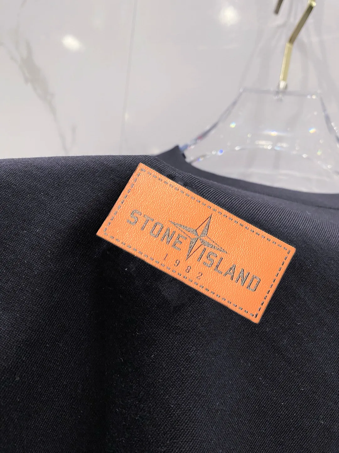 P150 Stone Island new summer sleeveless vest is now online👏! The iconic brand leather logo on the chest is simple and elegant😍! 220g pure cotton fabric, comfortable and breathable👍. It’s simply a must-have item for summer✨! Color: black, white Size: S～XL. Please report your height and weight when placing an order in the loose version
